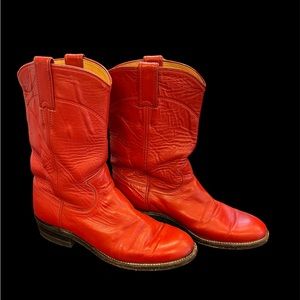 Justin red ropers. Leather upper and sole. Great shape with normal wear 5.5 B